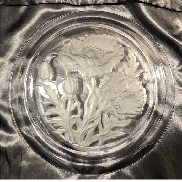 Hoya Crystal Flower of the Month Plate - August - Poppies - Signed T Yamamoto - Picture 2 of 6